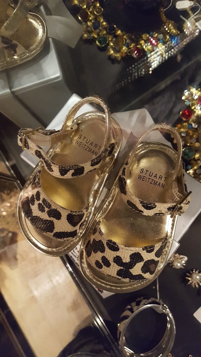 LOLA clothing display